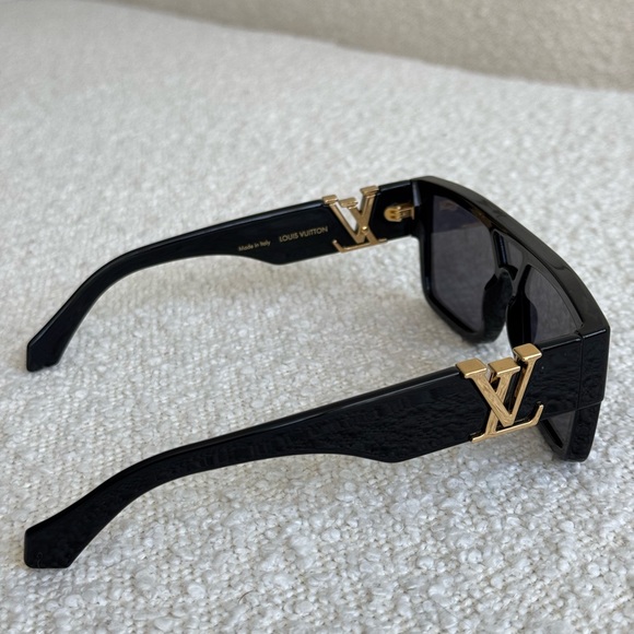 Louis Vuitton Black Sleek Square Sunglasses authentic - Picture 5 of 8